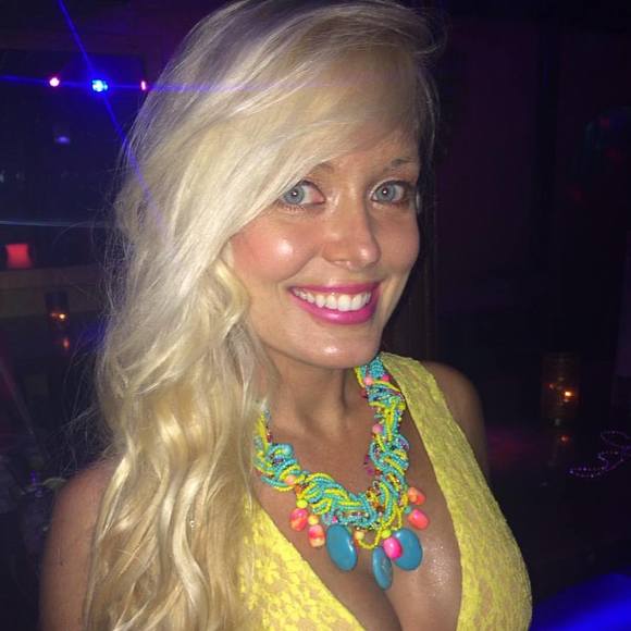 Meet your Posher, Carlota - Picture 1 of 1